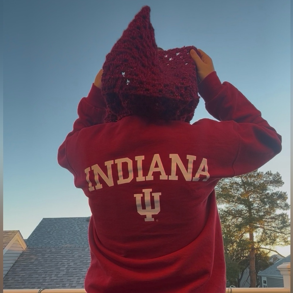 Indiana sweatshirt with crochet hood